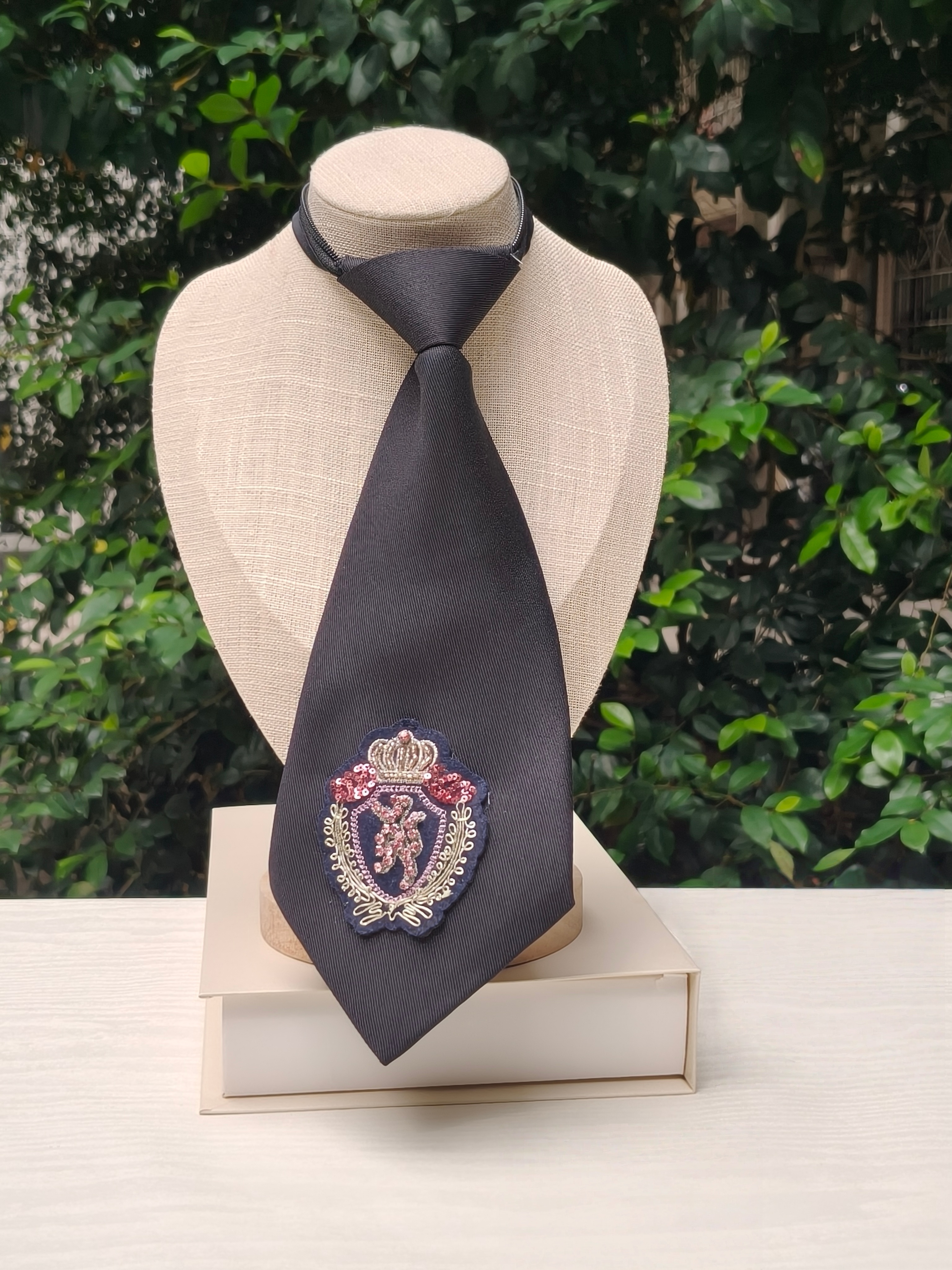 High-End Crown Badge Black Tie - Women Formal Event Wear recensie en prijs